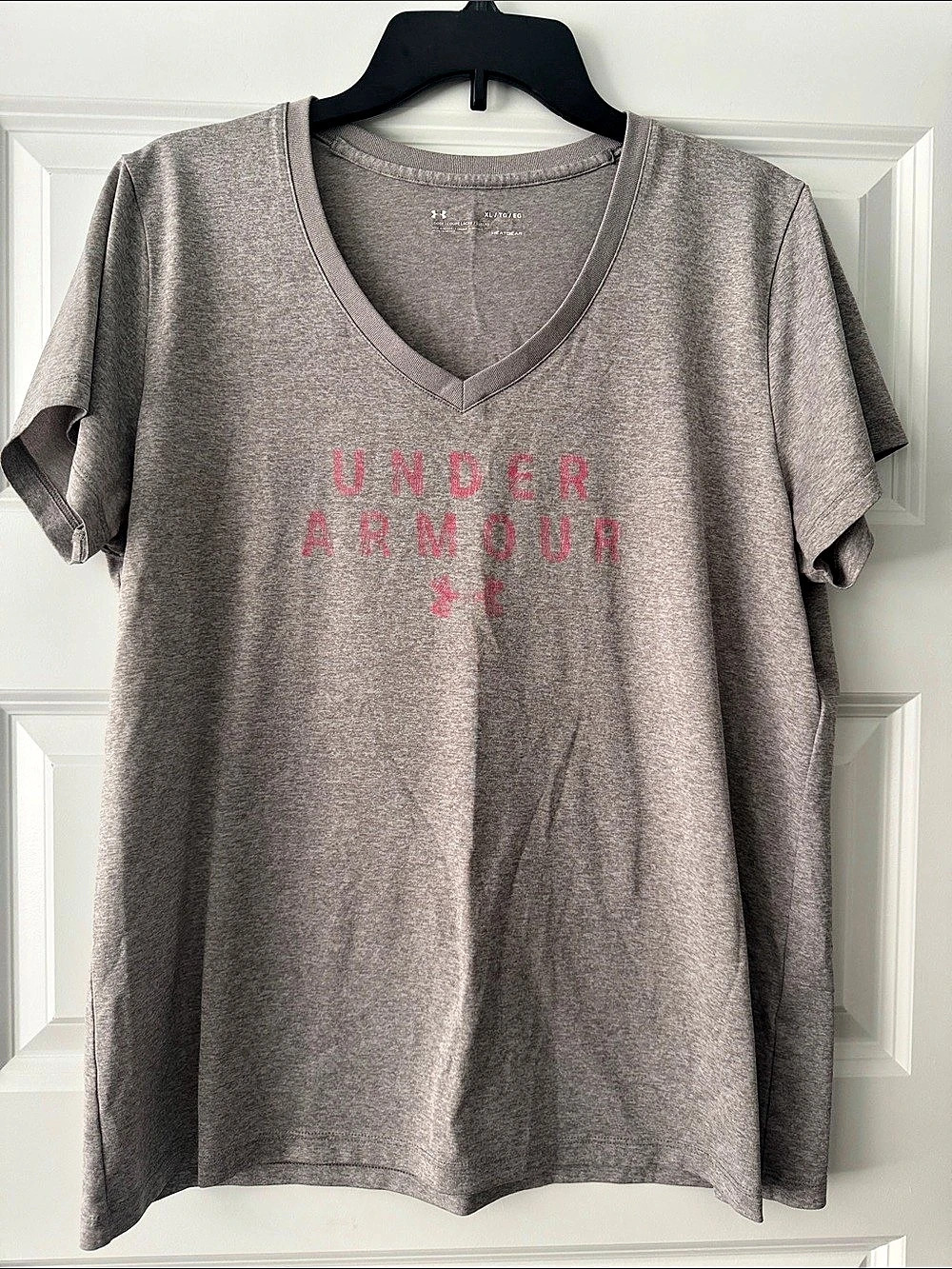 Under Armour HeatGear V-Neck Graphic Logo T-Shirt Women’s Graphic V-Neck Tee XL